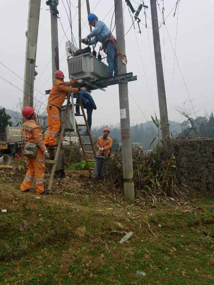 守護(hù)燈火，電力人在行動(dòng)——松桃供電局一線員工春節(jié)保電側(cè)記