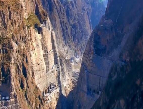 為建烏東德水電站，在峽谷底部挖90米深洞穴，用來干嘛的？