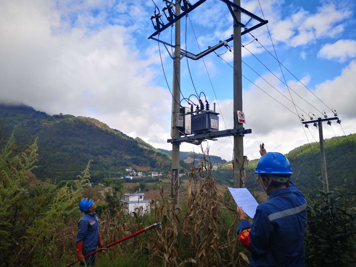 臨滄云縣供電局開(kāi)展線(xiàn)路維護(hù)改造，全面提升供電可靠性
