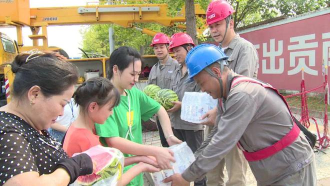 四川什邡：電力工人高溫保電忙，社區(qū)群眾熱情慰問表感謝