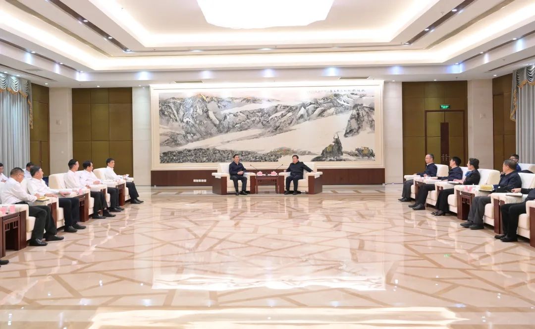 國(guó)家電網(wǎng)公司董事長(zhǎng)、黨組書辛保安與四川省委書記王曉暉會(huì)談