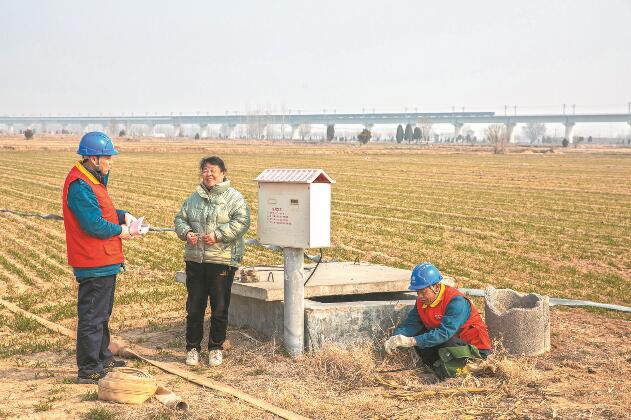 山東省梁山縣：黃河灘區(qū)上，井在地頭，電到井口