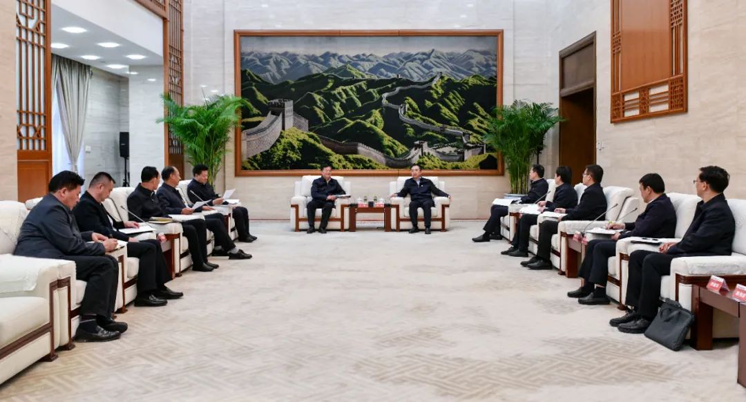 大唐集團(tuán)黨組書記、董事長(zhǎng)鄒磊與青海省海南州委書記呂剛、州長(zhǎng)尕瑪朋措會(huì)談