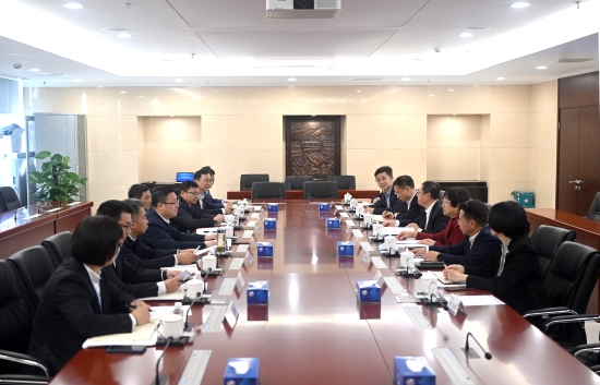 中國(guó)電建黨委常委、副總經(jīng)理王小軍與中國(guó)華電集團(tuán)黨組成員、副總經(jīng)理李旭紅會(huì)談