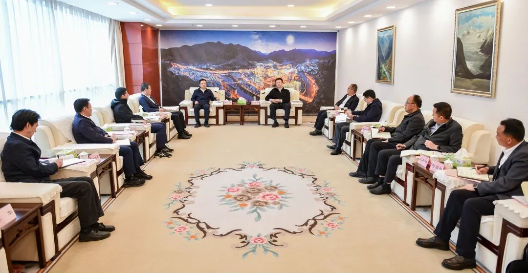 鄒磊與西藏自治區(qū)政府副主席、昌都市委書記龔會(huì)才，昌都市委副書記、市長羅慶伍會(huì)談