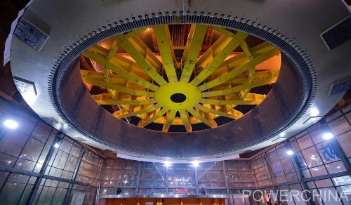 黃河上游在建海拔最高、裝機(jī)容量最大的水電站首臺(tái)機(jī)組定子順利吊裝