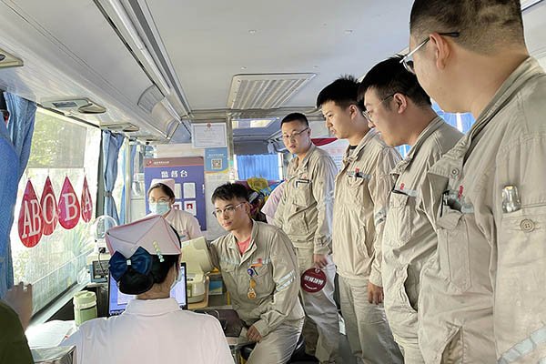 臨汾熱電公司組織“熱血與大愛同流，真情與奉獻同行”無償獻血活動