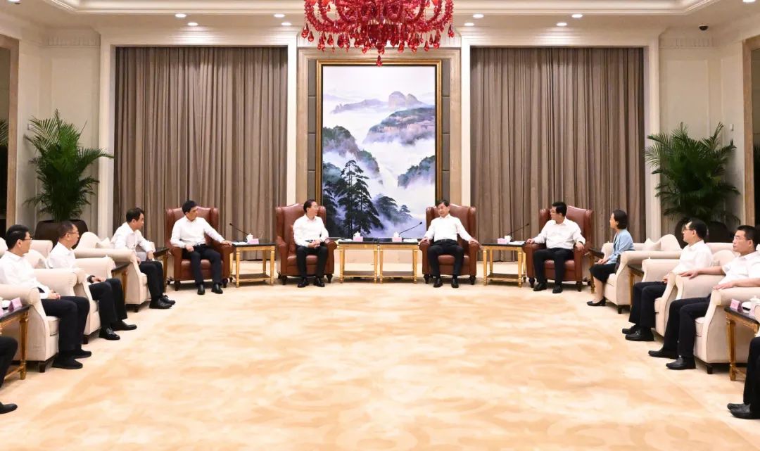 國(guó)家電網(wǎng)公司董事長(zhǎng)、黨組書(shū)辛保安與福建省委書(shū)記周祖翼、省長(zhǎng)趙龍會(huì)談