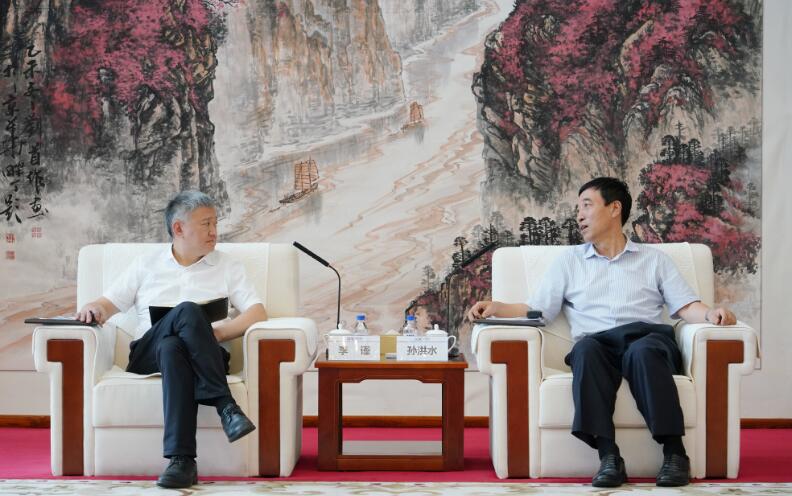 中國能建黨委副書記、總經(jīng)理孫洪水與重慶兩江投資集團黨委書記、董事長李謹會談
