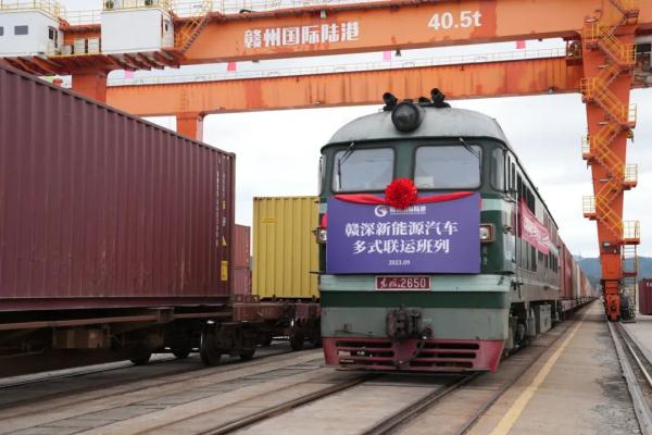 國產(chǎn)新能源汽車，坐火車“出?！?