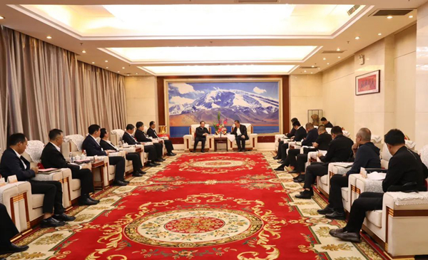 華電集團黨組書記、董事長江毅與喀什地委副書記、行署專員艾尼瓦爾·吐爾遜舉行會談