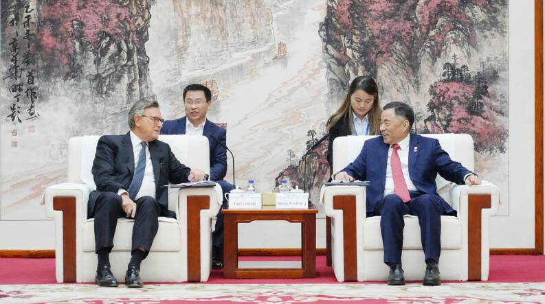 中國能建黨委書記、董事長宋海良與渣打集團(tuán)主席韋浩思會談