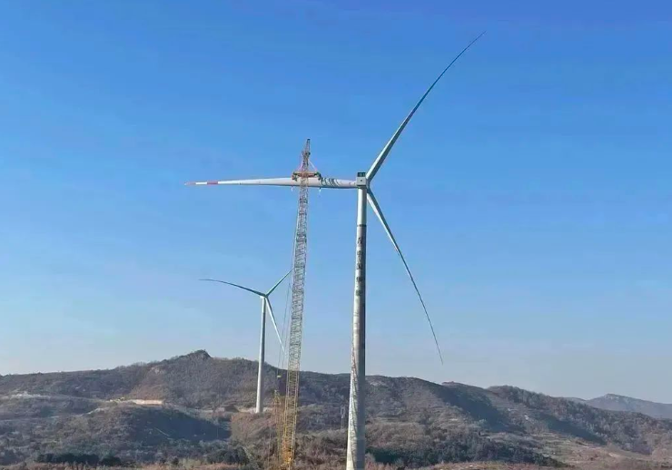 中石化起運(yùn)公司營(yíng)口風(fēng)電項(xiàng)目首臺(tái)混塔圓滿吊裝！