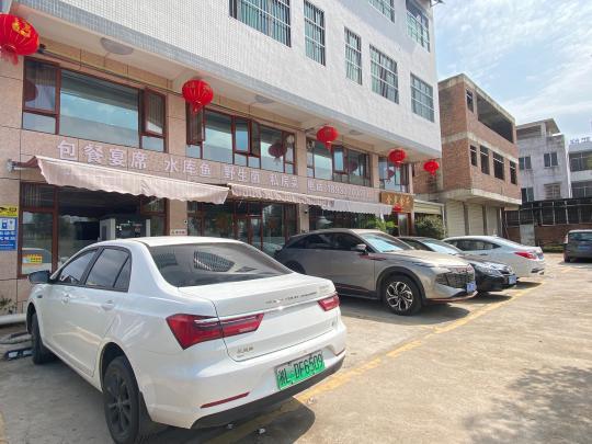 返鄉(xiāng)新能源車主尋覓公用充電樁，鄉(xiāng)村充電補能仍有待解決