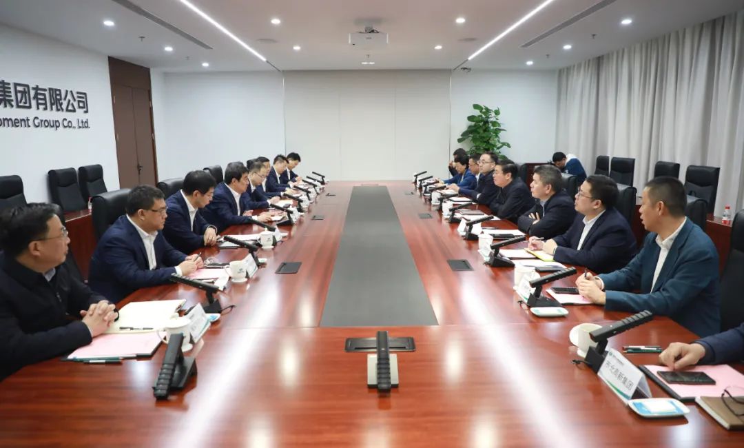 中國電氣裝備黨委書記、董事長白忠泉會見上海市靜安區(qū)委書記于勇