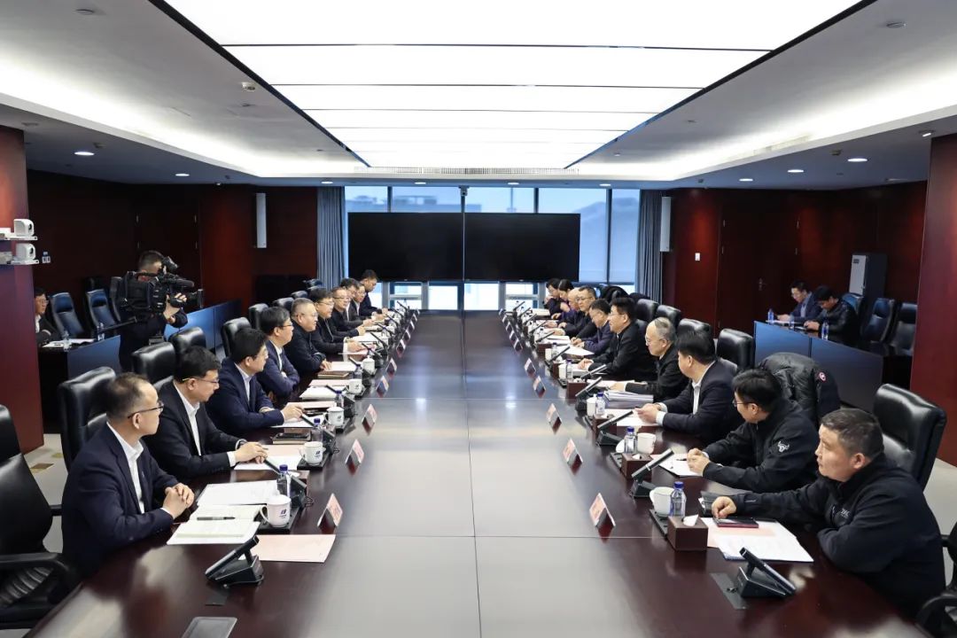華電集團黨組副書記、總經(jīng)理葉向東與北京市副市長高朋舉行會談