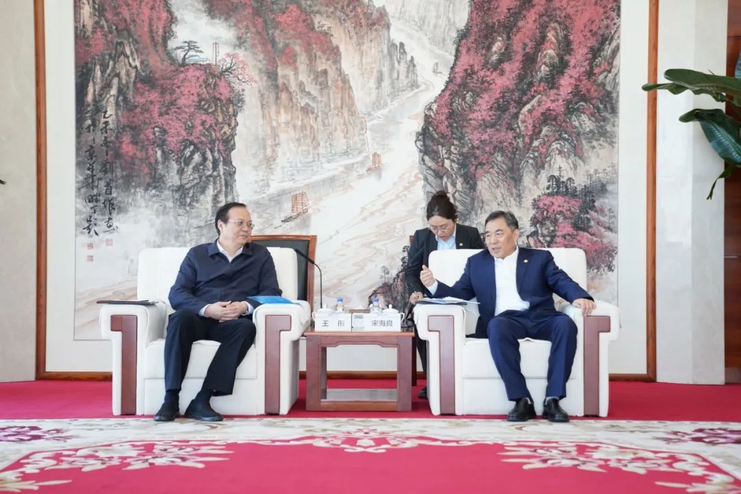 中國能建黨委書記、董事長宋海良與歐洲自然科學(xué)院院士、中國發(fā)展研究院院長王彤會(huì)談