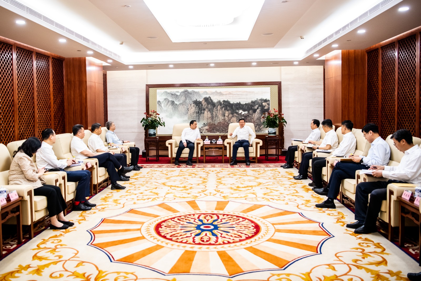 國(guó)家能源集團(tuán)公司總經(jīng)理、黨組副書記余兵會(huì)見鎮(zhèn)江市委書記馬明龍一行