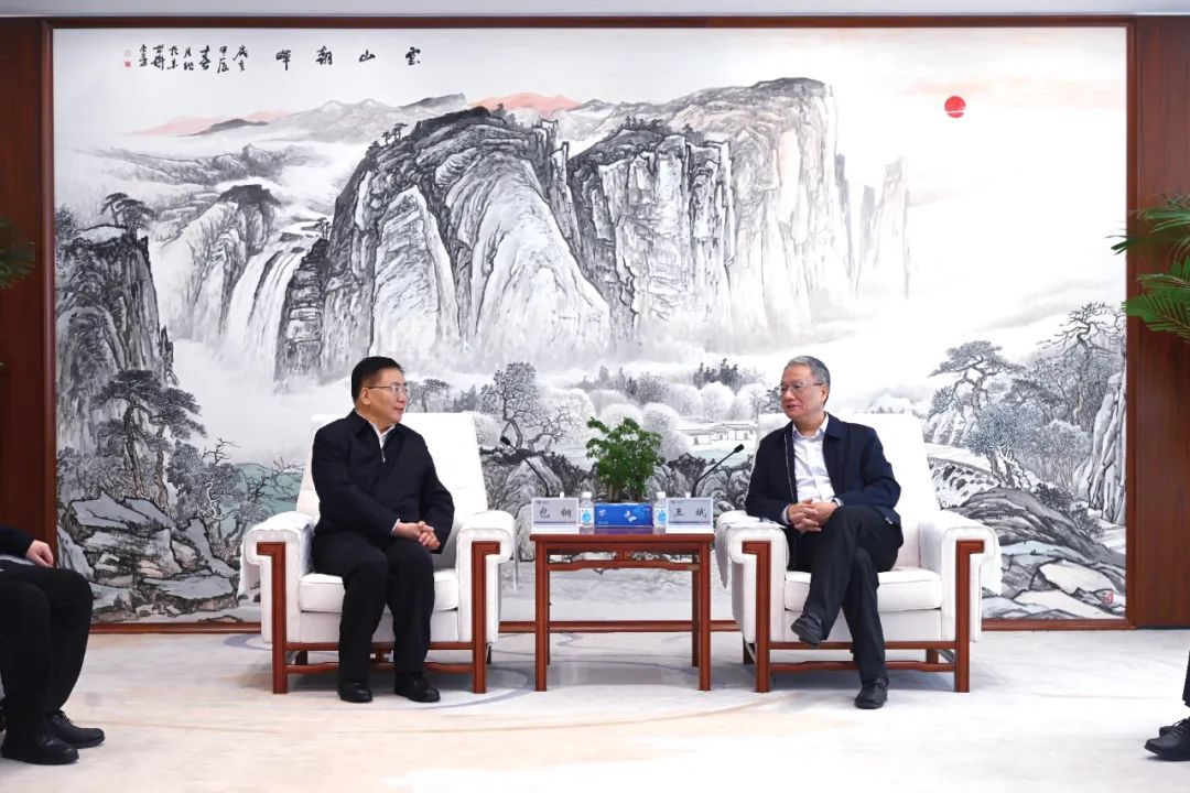 中國(guó)電建黨委副書記、總經(jīng)理王斌與內(nèi)蒙古自治區(qū)黨委常委、呼和浩特市委書記包鋼會(huì)談