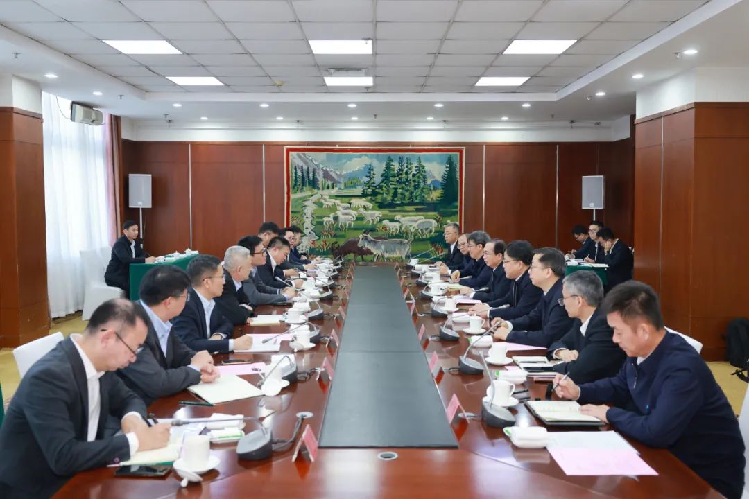 華電集團黨組書記、董事長江毅與上海電氣黨委書記、董事長吳磊舉行會談