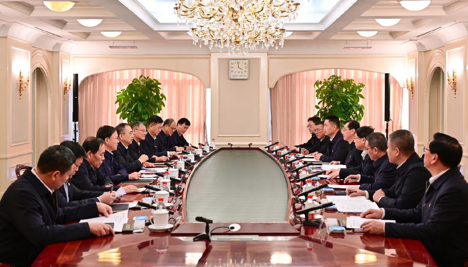 大唐集團(tuán)董事長鄒磊、總經(jīng)理張傳江與中國安能董事長陳奕輝、總經(jīng)理周慶豐會談