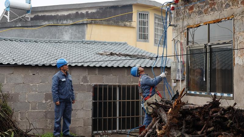 貴州興義供電局及時更換老化線路 保障客戶安