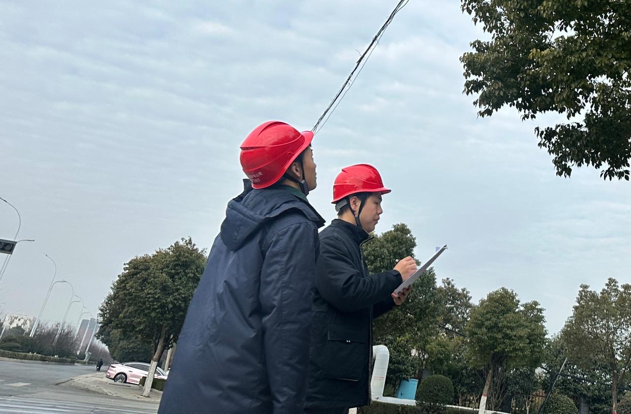 河南遂平縣供電公司腳步丈量通信脈絡(luò) 巡檢守
