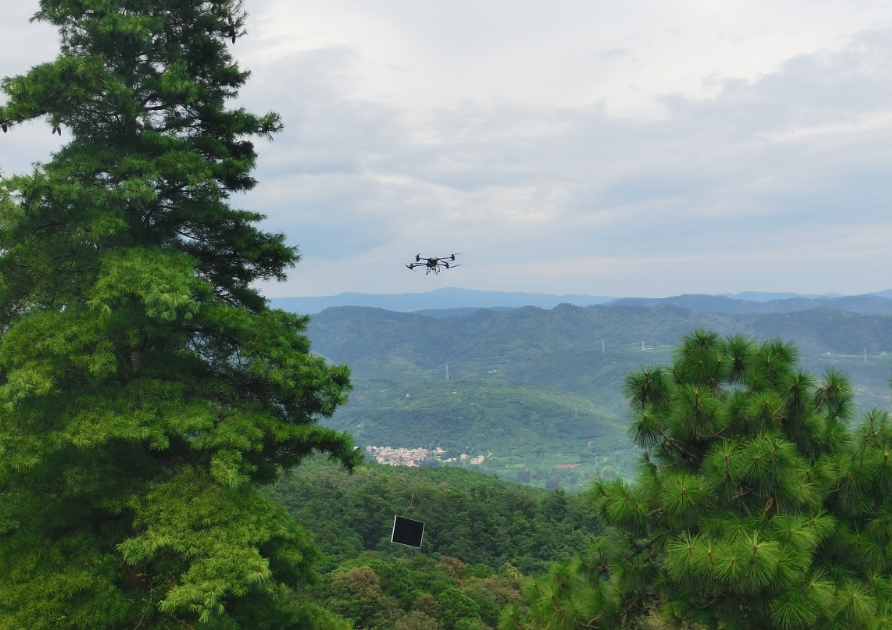 無人機(jī)“飛”越陡坡，山地光伏施工提速